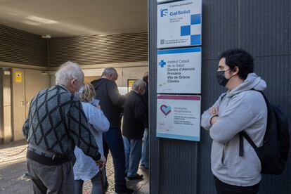 Un grupo de ciudadanos hace cola en el Centro de Atención Primaria Cibeles de Barcelona, este viernes.