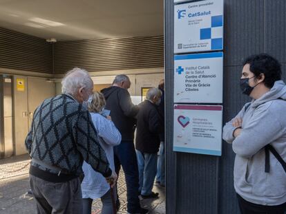 Colas en la entrada de un centro de salud de Barcelona en noviembre