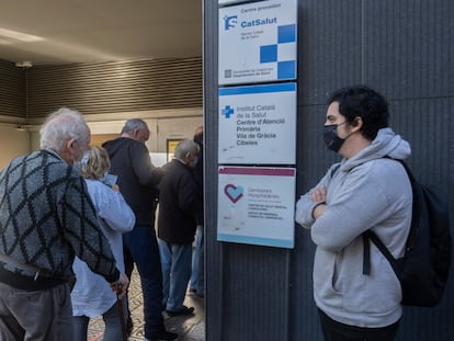 Un grupo de ciudadanos hace cola en el Centro de Atención Primaria Cibeles de Barcelona, este viernes.