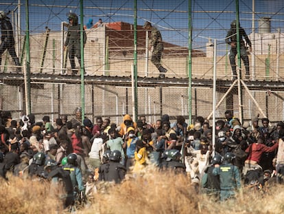 Cordon policial frente a un grupo de inmigrantes que saltaron la valla de Melilla en junio.