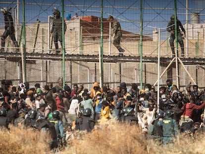Agentes de la Guardia Civil y de la policía marroquí controlaban el 24 de junio a algunos de los inmigrantes que cruzaron de forma irregular la valla fronteriza de Melilla.