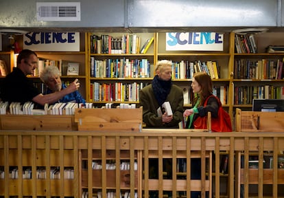 Eduard Grau, Pedro Almodóvar, Tilda Swinton y Julianne Moore, en la librería de Montclair (en el Estado de Nueva York) donde se rodó una secuencia de la película.