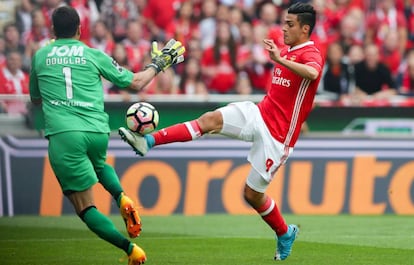 Jiménez durante un duelo con el Benfica