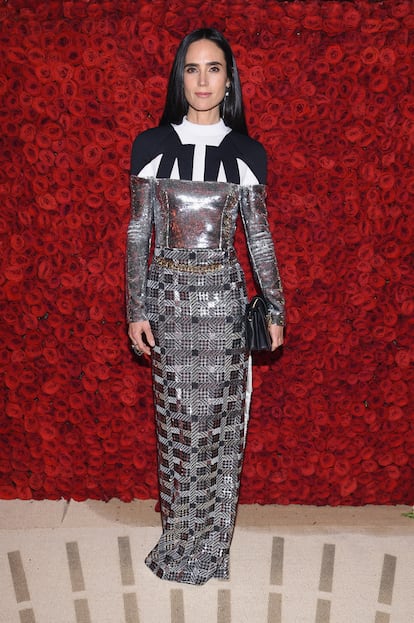 Jennifer Connelly eligió vestido metalizado de Louis Vuitton.