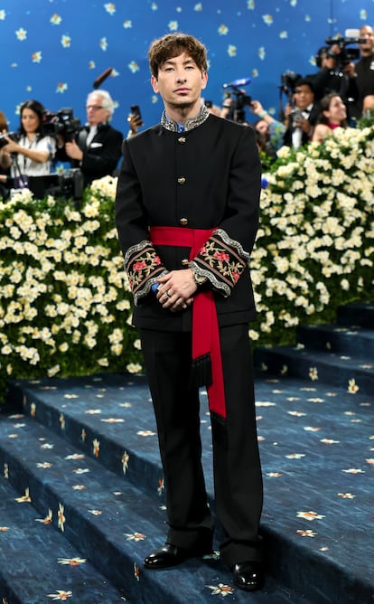 El actor irlandés Barry Keoghan, que interpretará a Ringo Starr en la próxima película sobre The Beatles, con un traje negro con fajín rojo, cuello Mao y bordados en las mangas.