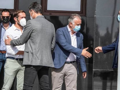 El presidente del Gobierno, Pedro Sánchez, saluda al presidente del Cabildo de La Palma, Mariano Hernández, este domingo.