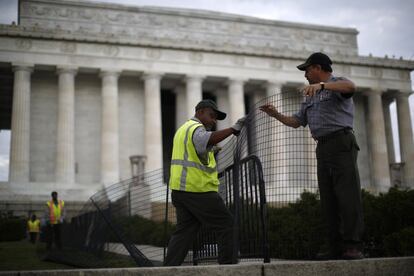 Unos operarios ponen las vallas que impiden el acceso al monumento Lincoln en Washington, 1 de octubre de 2013.