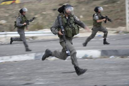 Policías de frontera israelíes reprimen en Nablus, Cisjordania, una protesta contra los bombardeos en Gaza.