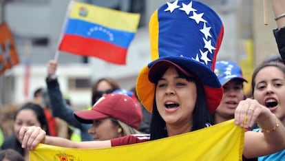 Venezolanas residentes en Colombia, ante un consulado en Bogot&aacute;.