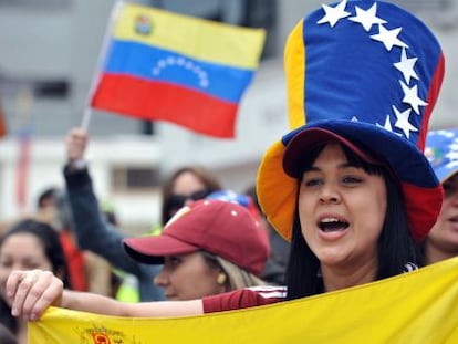 Venezolanas residentes en Colombia, ante un consulado en Bogot&aacute;.