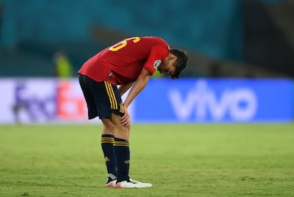 Pedri, jugador de La Roja, se lamenta al finalizar el encuentro tras empatar sin goles ante Suecia.