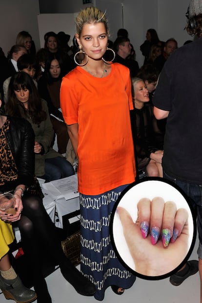 Pixie Geldoff es otra de las celebrities que acostumbra a subir sus 'nail art' a Instagram, como esta manicura multicolor.
