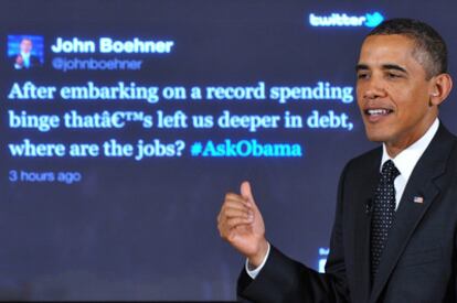 El presidente Barack Obama responde una de las preguntas que los internautas han formulado a través de Twitter.