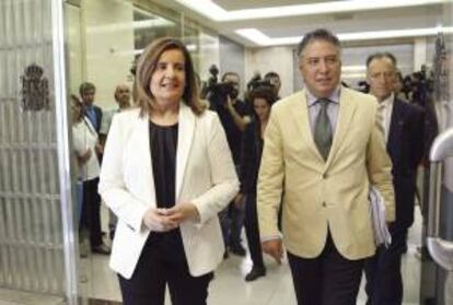 La ministra de Empleo y Seguridad Social, Fátima Báñez, acompñada del secretario de Estado de la Seguridad Social, Tomás Burgos (d), a su llegada a una reunión con los interlocutores de la patronal y los sindicatos para explicarles su propuesta para introducir el factor de sostenibilidad en el sistema de pensiones y adecuarlo al aumento de la esperanza de vida. EFE/Archivo