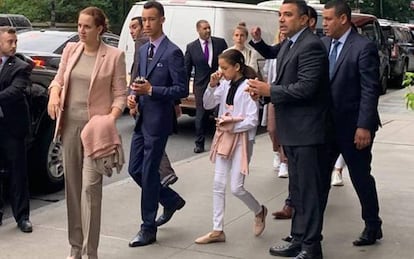 La princesa Salma de Marruecos, junto a sus dos hijos en Nueva York, en una imagen publicada por el diario marroquí 'Goud'.