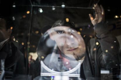 Un visitan contempla el nuevo Sony Experia Z2 durante el segundo día del Mobile World Congress 2014 en Barcelona.