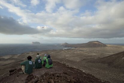 Vista del Parque Natural del archipiélago de Chinijos desde la cima de Montaña Amarilla, uno de los cráteres de volcán de la isla de La Graciosa.