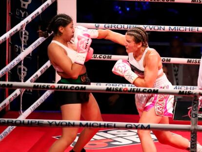 boxeadora mexicana Jeannette Zacarías recibe un puñetazo