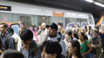 Pasajeros de Rodalies llegando a la estación de Sants en una imagen de achivo.