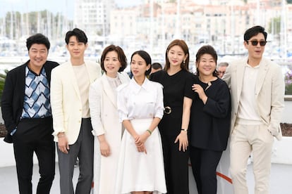 De izquierda a derecha, Song Kang-Ho, Choi Woo-Shik, Chang Hyae-Jin, Cho Yeo-Jeong, Park So-Dam, Lee Jung-Eun y Lee Sun-Gyun asisten al 'photocall' del filme 'Parasite' este miércoles.