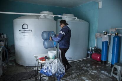 Donovan es empleado de una purificadora de agua en Ciudad Neza, Estado de México y comenta que debido a la constante falta de agua en la zona, algunos vecinos compran el agua purificada para darle distintos usos.
