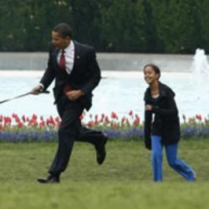 La familia Obama pasea con su perro