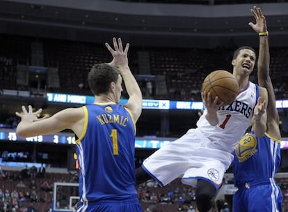 Kuzmic y Bazemore frenan a Carter-Williams.