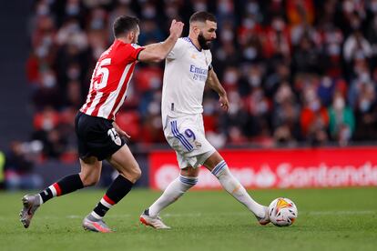 Benzema, ante Lekue durante el Athletic-Real Madrid de hace una semana en San Mamés.