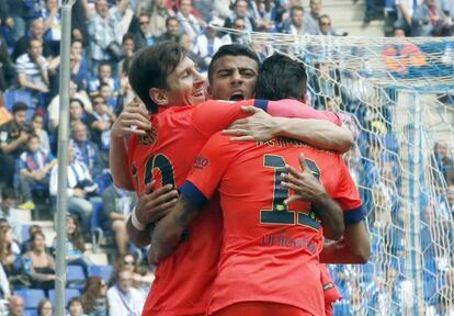 Els jugadors del Barça celebren el primer gol.