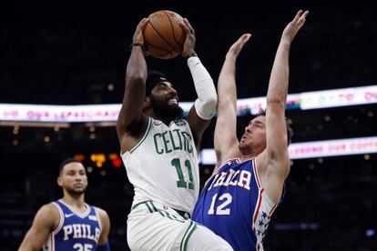 Kyrie Irving entra a canasta ante T.J. McConnell.