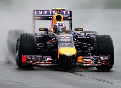 Ricciardo conduce bajo el aguacero.