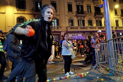 Varios miles de personas, convocadas por los denominados Comités de Defensa de la República, se concentran ante la Jefatura de la Policía Nacional de la Via Laietana.