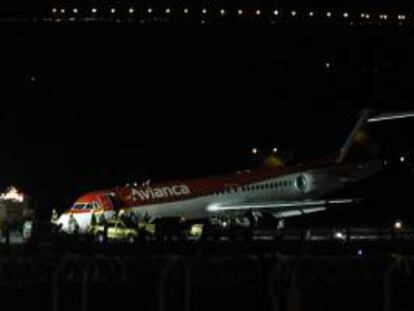 Fotografía de un avión de la aerolínea Avianca Brasil después de un aterrizaje de emergencia por problemas en su tren de aterrizaje delantero, que no se abrió, según informaron fuentes oficiales en el aeropuerto Juscelino Kubitschek de Brasilia. EFe