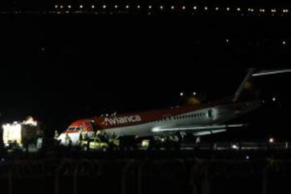 Fotografía de un avión de la aerolínea Avianca Brasil después de un aterrizaje de emergencia por problemas en su tren de aterrizaje delantero, que no se abrió, según informaron fuentes oficiales en el aeropuerto Juscelino Kubitschek de Brasilia. EFe