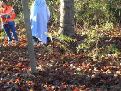 Cadáver de Adrián Eugen Burlacu, tapado con una sábana, en un bosque de robles y castaños en Lestedo.