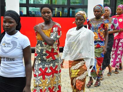 Girls who escaped from their Boko Haram captors arrive at the presidential villa in Abuja. / Reuters
