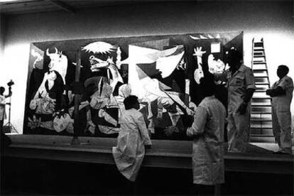 Varios operarios colocan el <i>Guernica</i> poco después de su llegada a Madrid.
