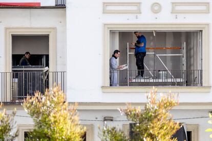 Obreros en un piso de Sevilla.