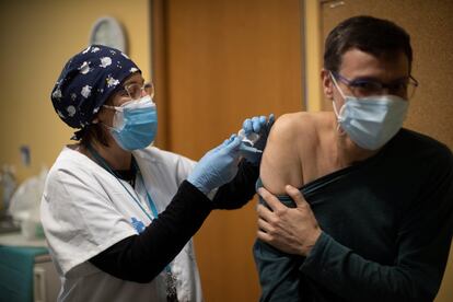 Un profesional sanitario recibe la segunda dosis de la vacuna Pfizer en el centro de atención primaria Passeig Maragall de Barcelona el pasado viernes.