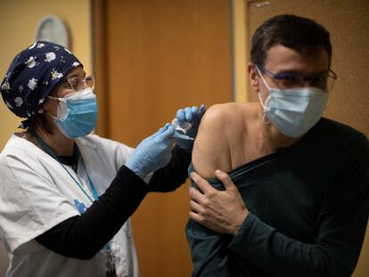 Un profesional sanitario recibe la segunda dosis de la vacuna Pfizer en el centro de atención primaria Passeig Maragall de Barcelona el pasado viernes.
