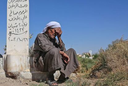 Un hombre llora durante un funeral en el pueblo Beit Sawa, a las afueras de Damasco (Siria).