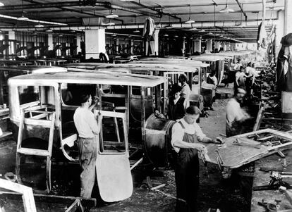 En esta imagen de 1920 se ve a un grupo de obreros trabajando en Packard Motor Car Co.