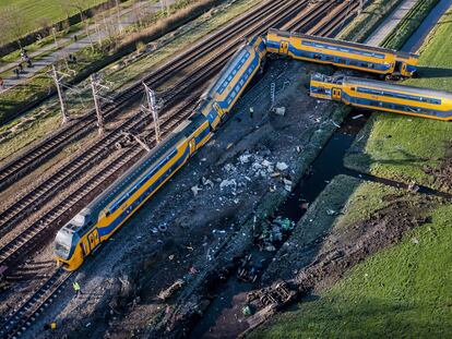 Vista aérea del tren siniestrado en Voorschoten, cerca de La Haya, este martes.