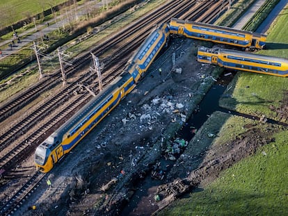 Vista aérea del tren siniestrado en Voorschoten, cerca de La Haya, este martes.