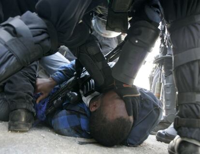 Soldados israelíes detienen a un manifestante durante los enfrentamientos en Kalandia.