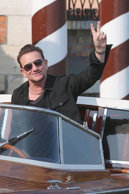 Bono, vocalista do U2, chegando no coquetel.