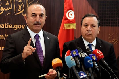 El ministro de Asuntos Exteriores de Turquía, Mevlut Cavusoglu, a la izquierda, junto a su homólogo tunecino, Khemaies Jhinaoui, hoy en Túnez.
