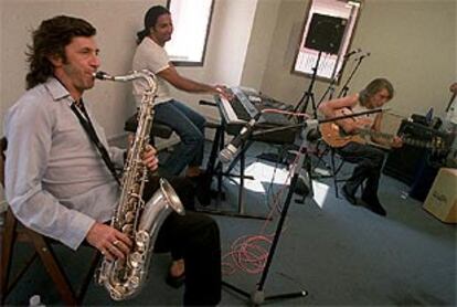 De izquierda a derecha, Jorge Pardo, Diego Amador y Carles Benavent, durante un ensayo el sábado en el festival de Galapajazz 2002.