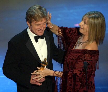 Redford recibe el Oscar Honorífico de manos de Barbra Streisand, en la 74º entrega de los premios Oscar de la Academia de Hollywood en Los Ángeles. Ambos intérpretes compartieron cartel en 'Tal como éramos'.