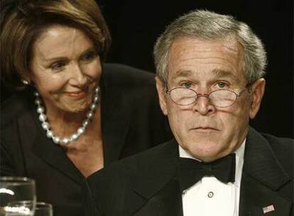 George W. Bush y la presidenta de la Cámara de Representantes, Nancy Pelosi, durante una cena con la prensa en Washington.